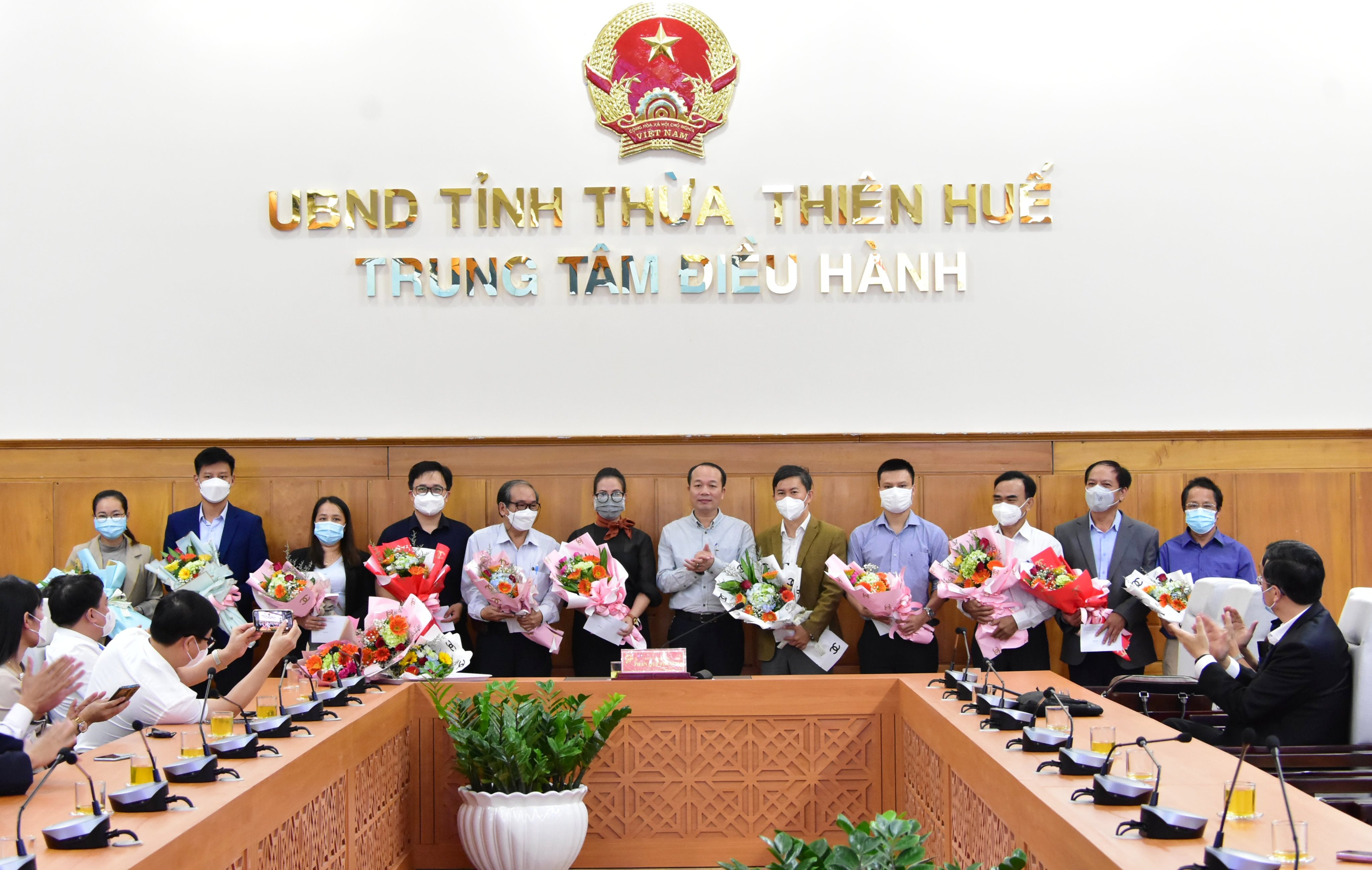Gặp mặt, biểu dương lực lượng y tế tuyến đầu chống dịch COVID-19