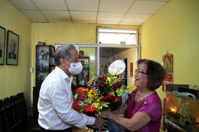 Tặng quà nữ trí thức tiêu biểu và chia sẻ khó khăn với phụ nữ có hoàn cảnh đặc biệt khó khăn