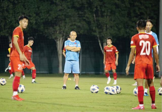 Thầy Park gồng gánh