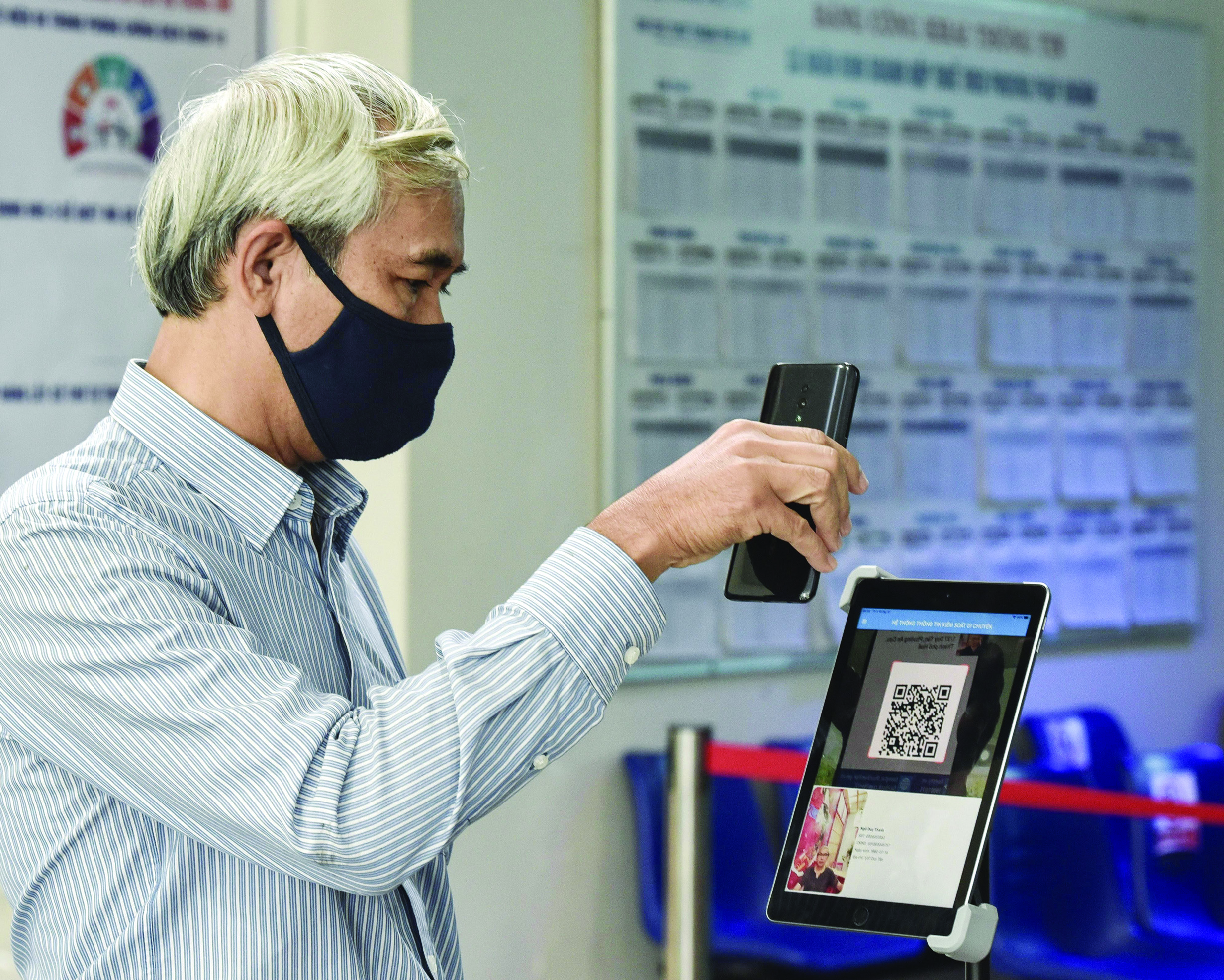 Hỗ trợ người dân đăng ký thẻ kiểm soát dịch bệnh