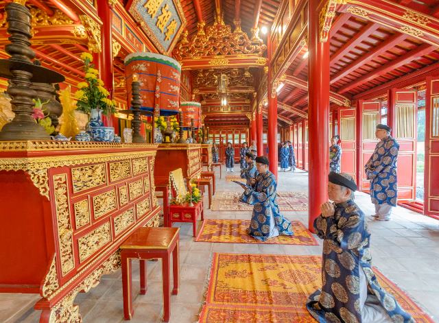 Dâng hương nhân húy kỵ đức Duệ Tông Hiếu Định hoàng đế - Nguyễn Phúc Thuần