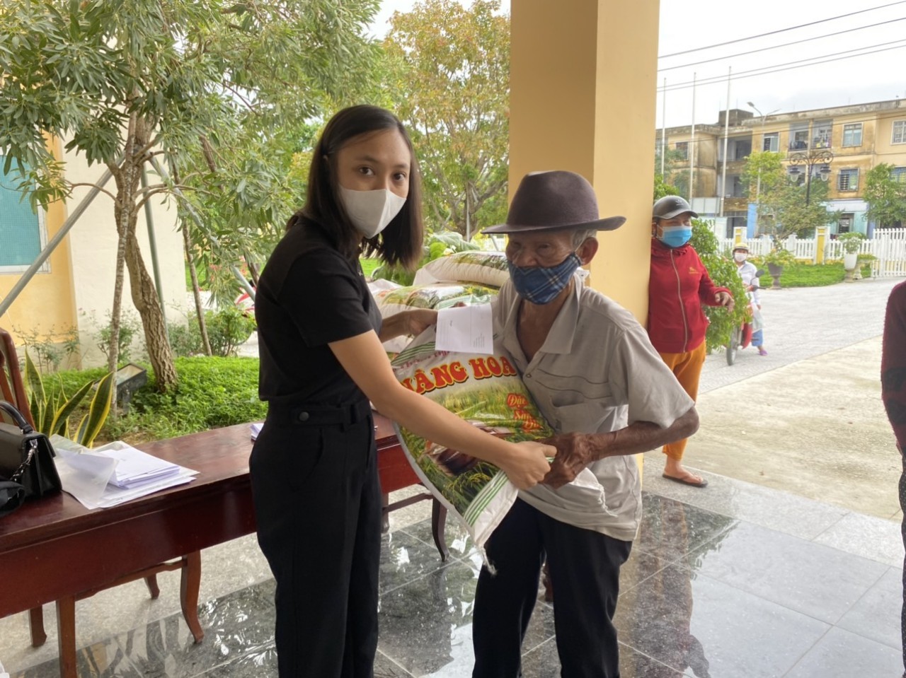 Trao 150 suất quà cho hộ nghèo và gia đình khó khăn