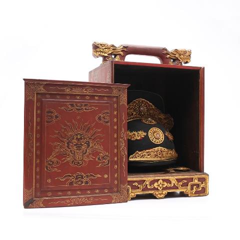 Đấu giá mũ quan triều Nguyễn tại Tây Ban Nha