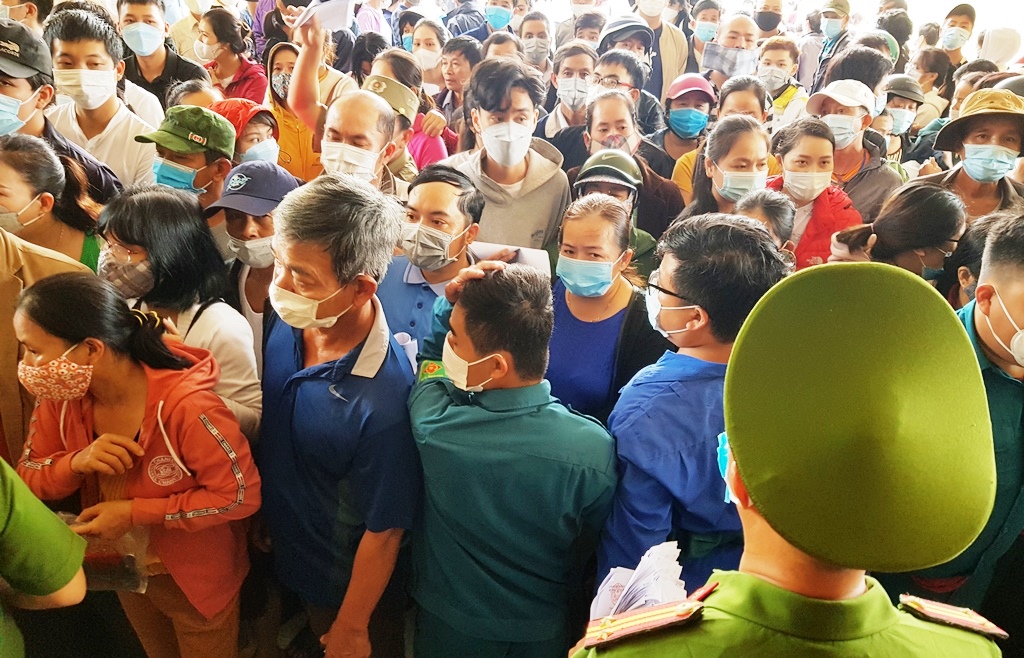 Chen lấn chờ tiêm vắc xin ngừa COVID-19