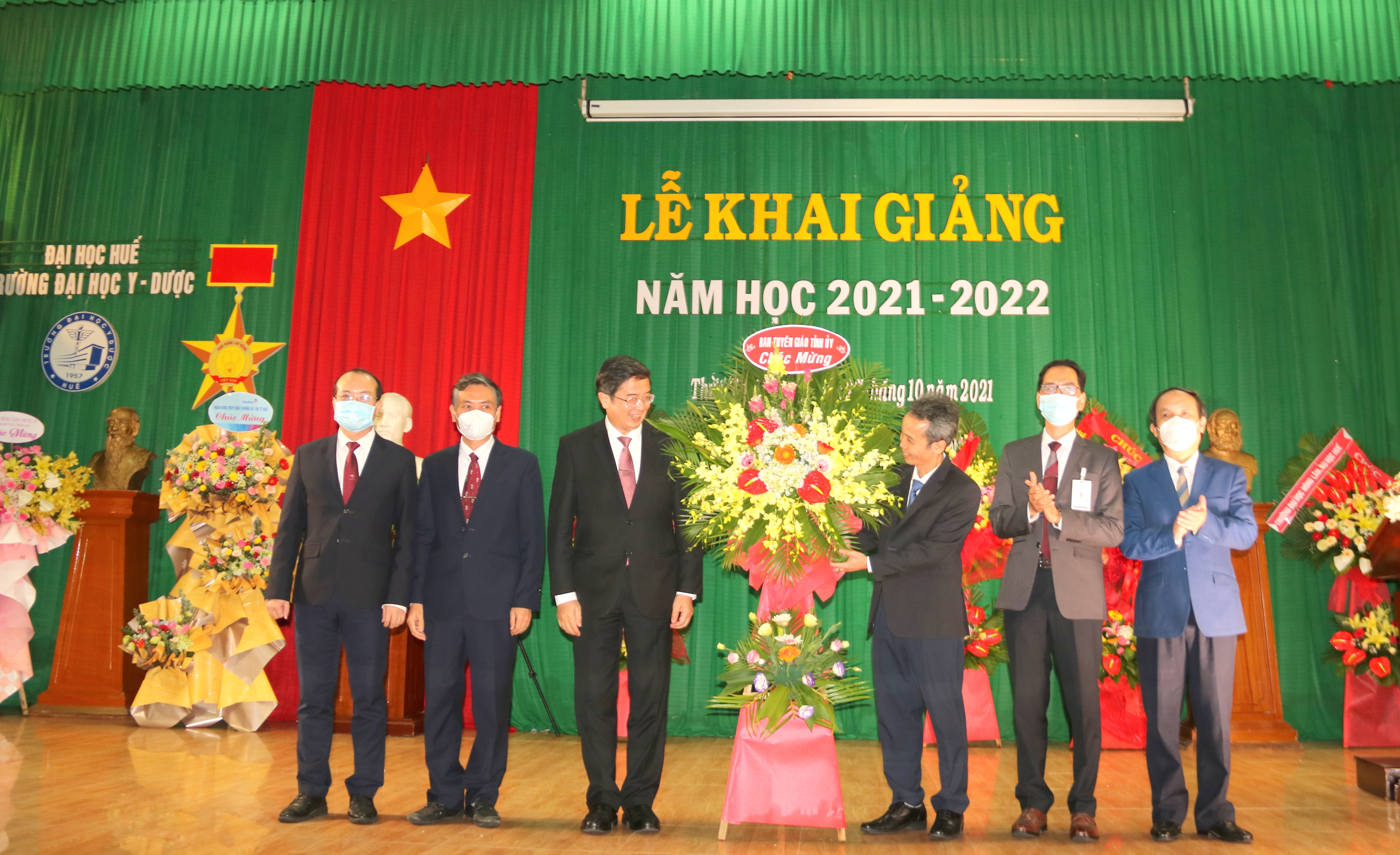 Nhiều tập thể, cá nhân Trường Đại học Y - Dược được khen thưởng