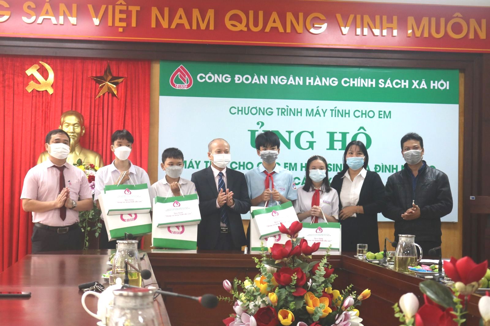 Trao 5 bộ máy tính cho các em nhỏ có hoàn cảnh khó khăn