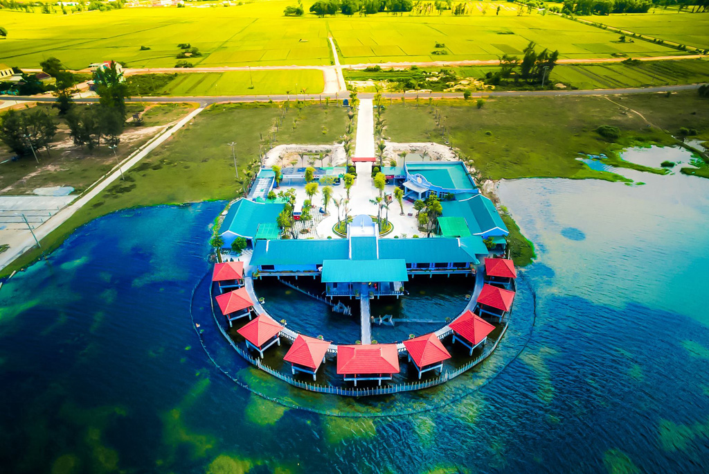 Công nhận hai nhà hàng đạt tiêu chuẩn phục vụ khách du lịch