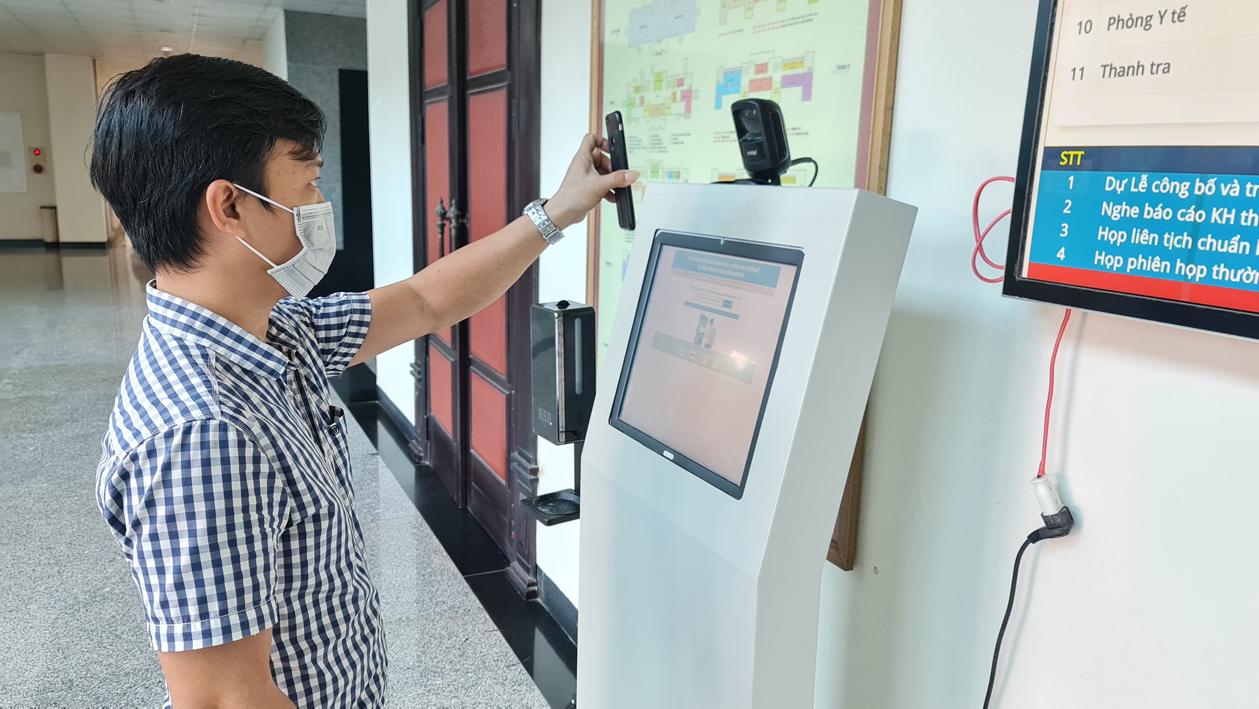 Yêu cầu công dân thực hiện quét mã QR tại các điểm tiêm vắc-xin