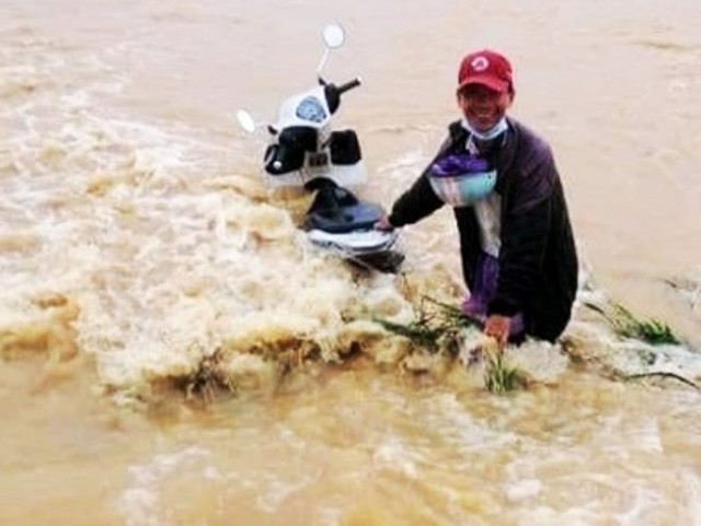 Đề xuất khen thưởng 2 thanh niên dũng cảm cứu người trong mưa lũ