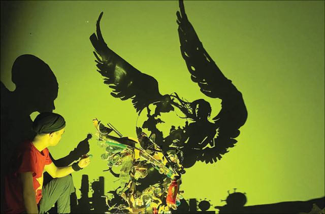 The person who painted the late musician Trinh Cong Son with light