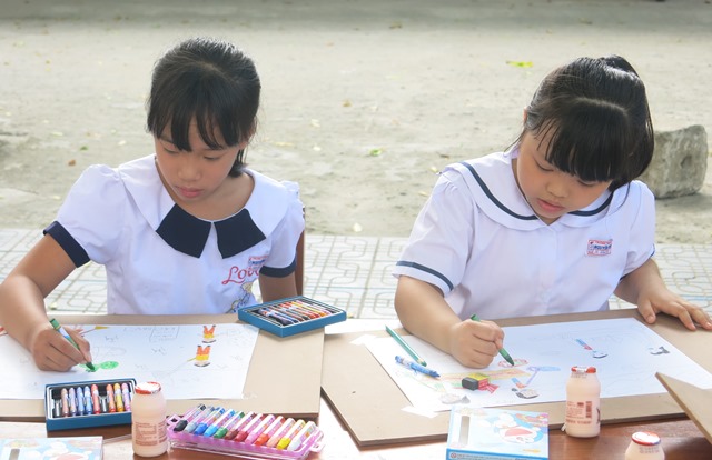 Thiếu nhi vẽ tranh theo sách chủ đề “Cùng nhau đọc sách”