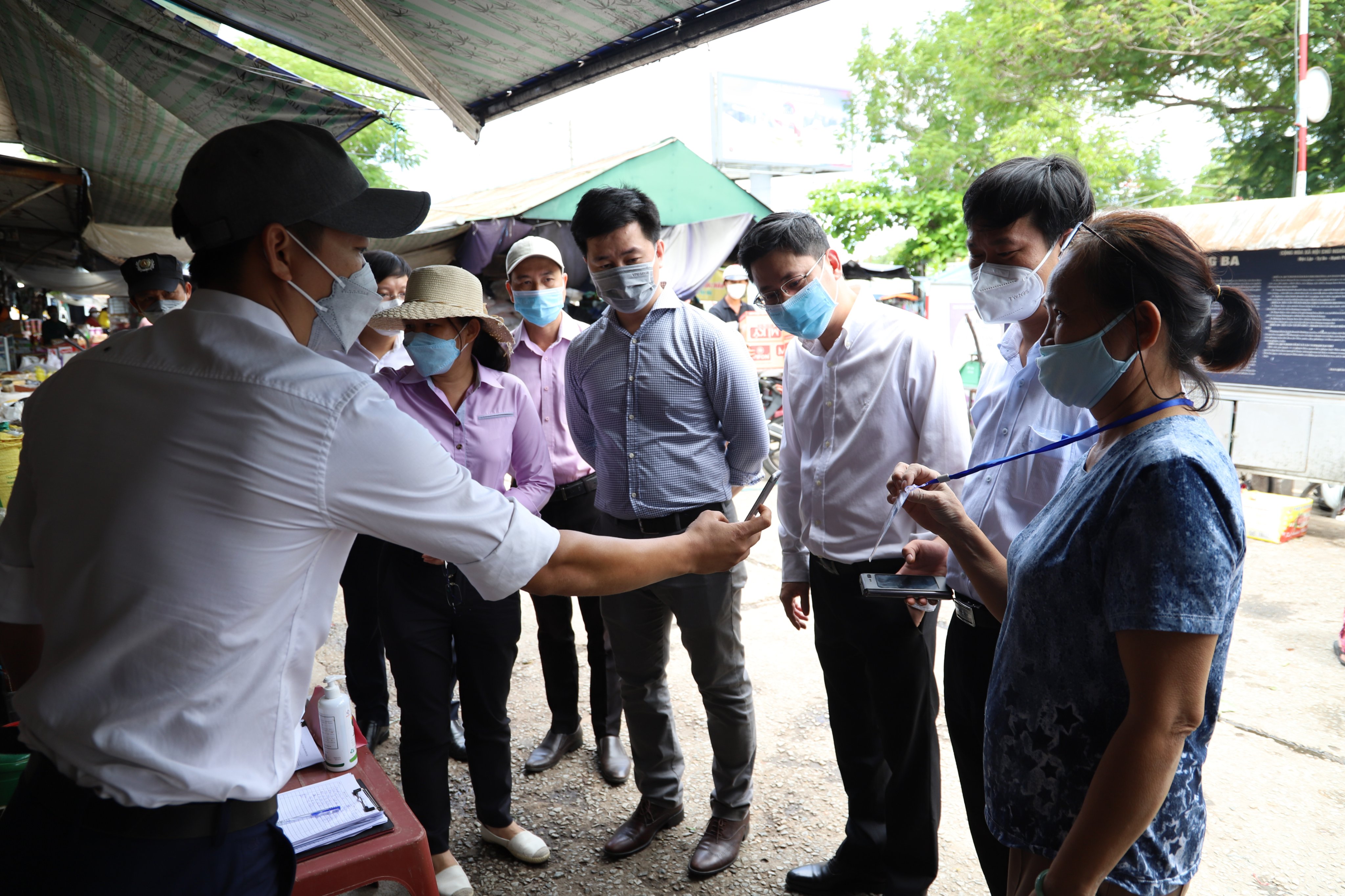Kiểm tra việc lắp đặt thiết bị quét mã QR tại cơ quan, doanh nghiệp