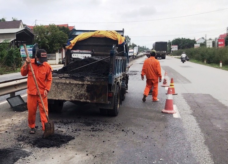 Khắc phục hư hỏng mặt đường Quốc lộ 1A sau mưa