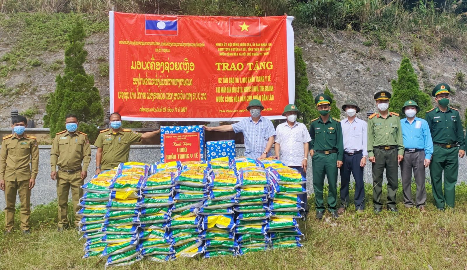 Tặng quà người dân bản Cô Tài nước bạn Lào