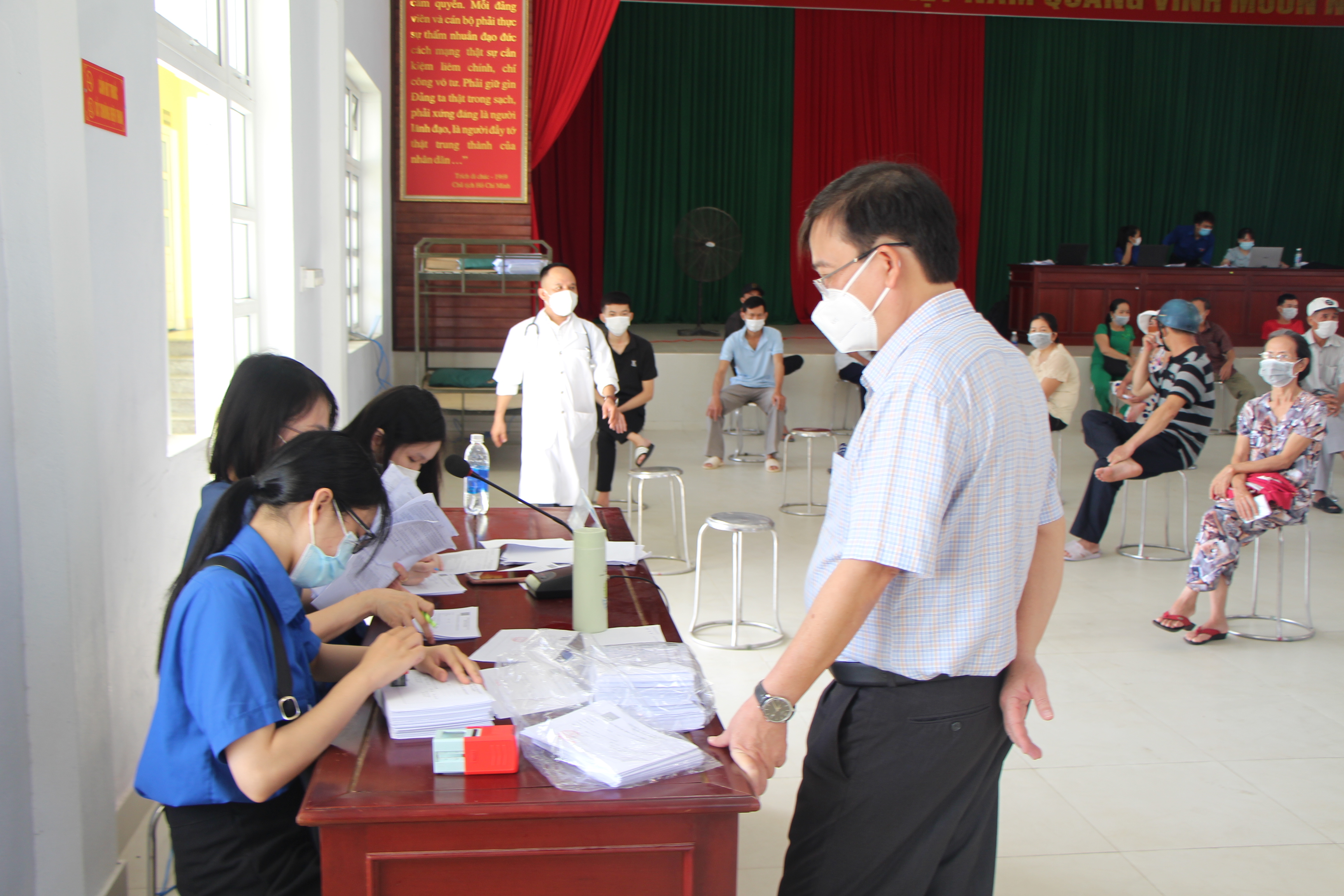 Đẩy nhanh tiến độ, đảm bảo công tác phòng dịch tại các điểm tiêm vắc-xin COVID-19