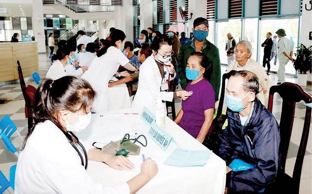 Chỉ đóng bảo hiểm y tế khi nằm viện Ôm lo vào người