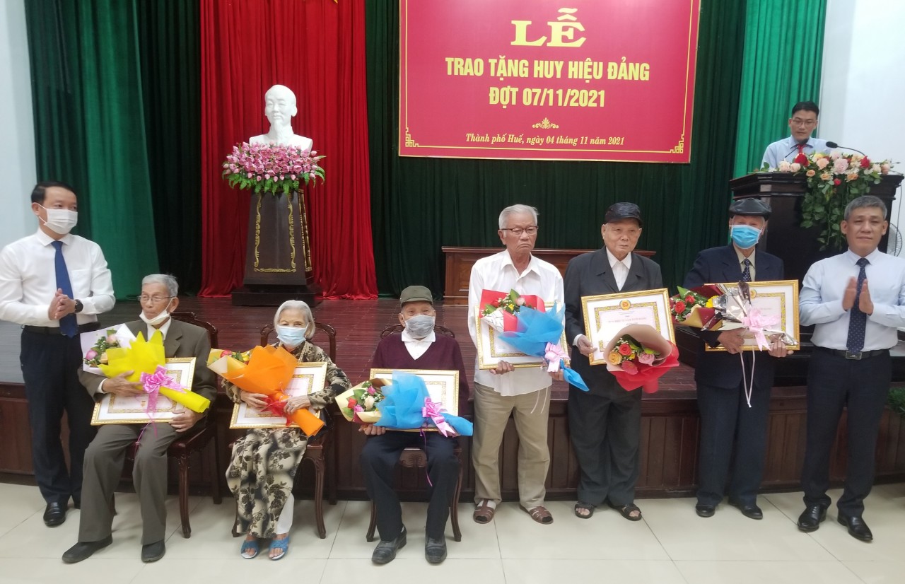 Trao Huy hiệu Đảng đợt 7 11 cho các đảng viên