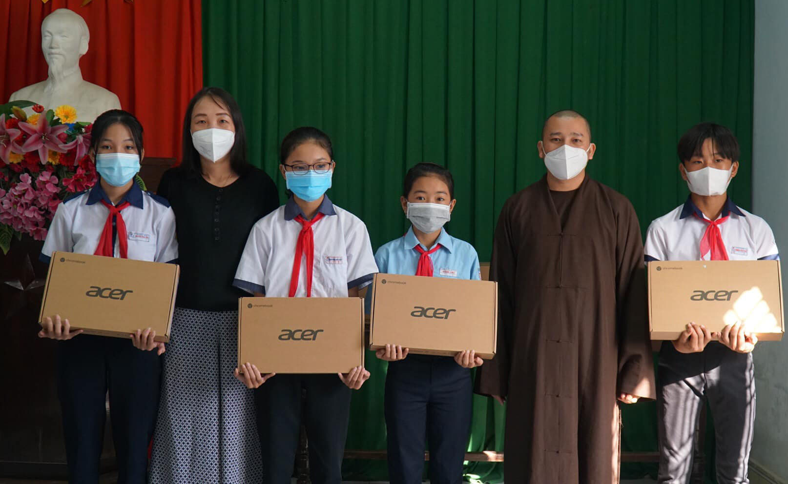 Hỗ trợ máy tính cho học sinh học trực tuyến