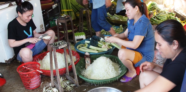 Phong tỏa khu vực cồn Hến, nhiều gánh cơm hến hụt hàng, nghỉ bán