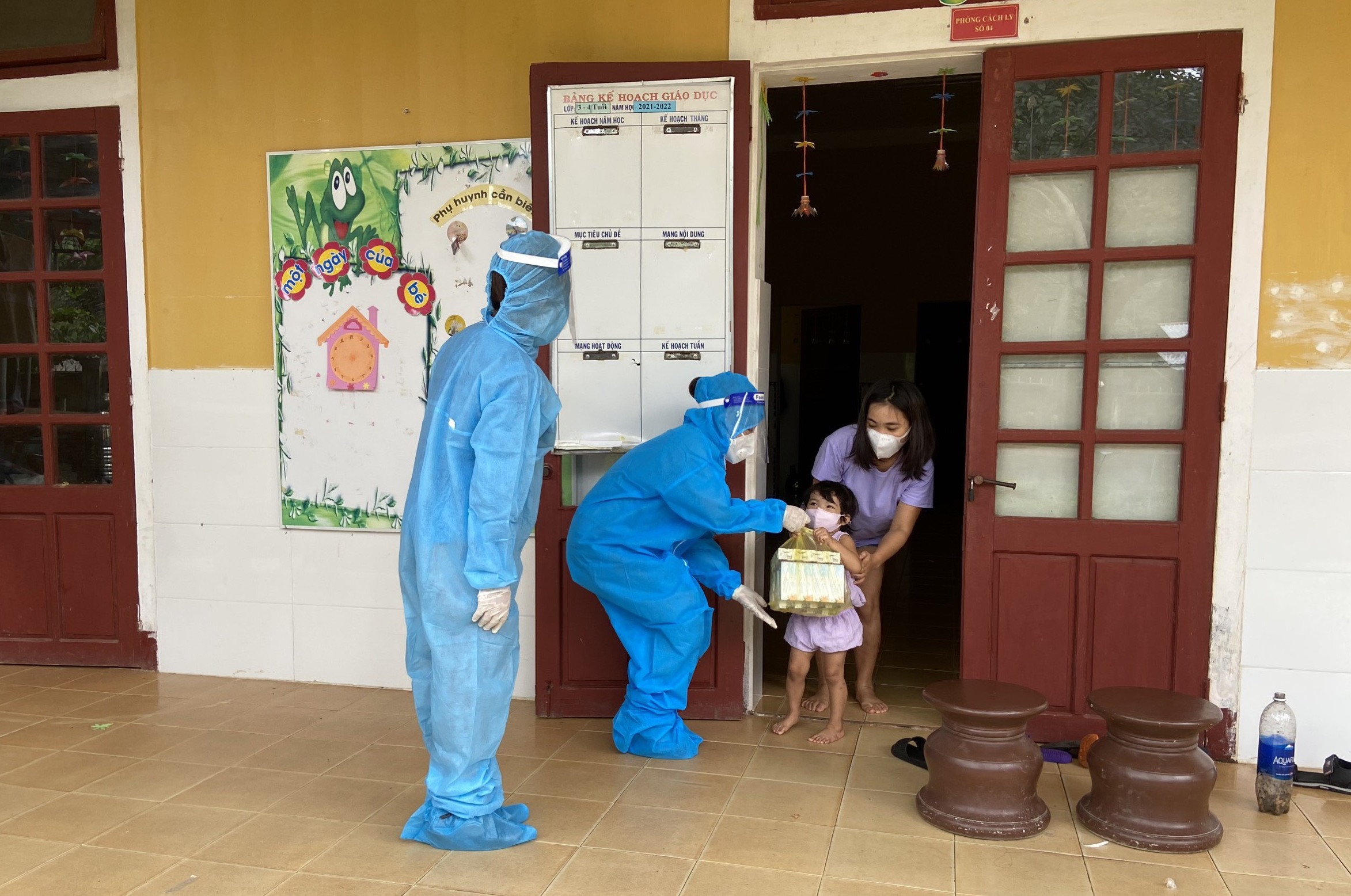 Giáo viên A Lưới về nhà hỗ trợ học sinh