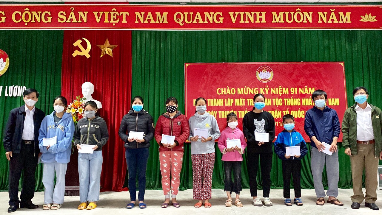 Trao quà cho học sinh, người dân khó khăn do COVID-19