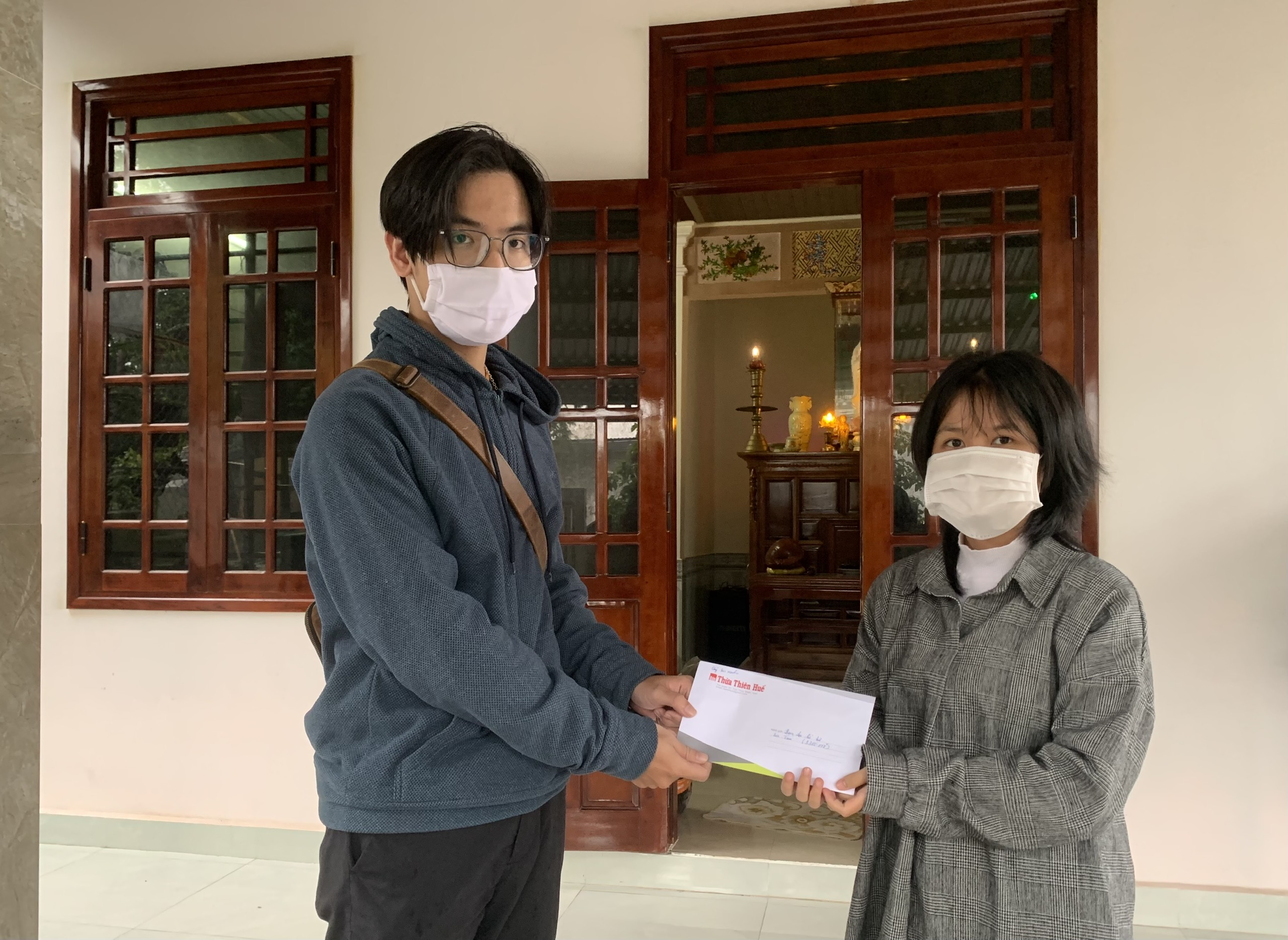 Trao tiền bạn đọc hỗ trợ em Cái Thị Hương Trúc