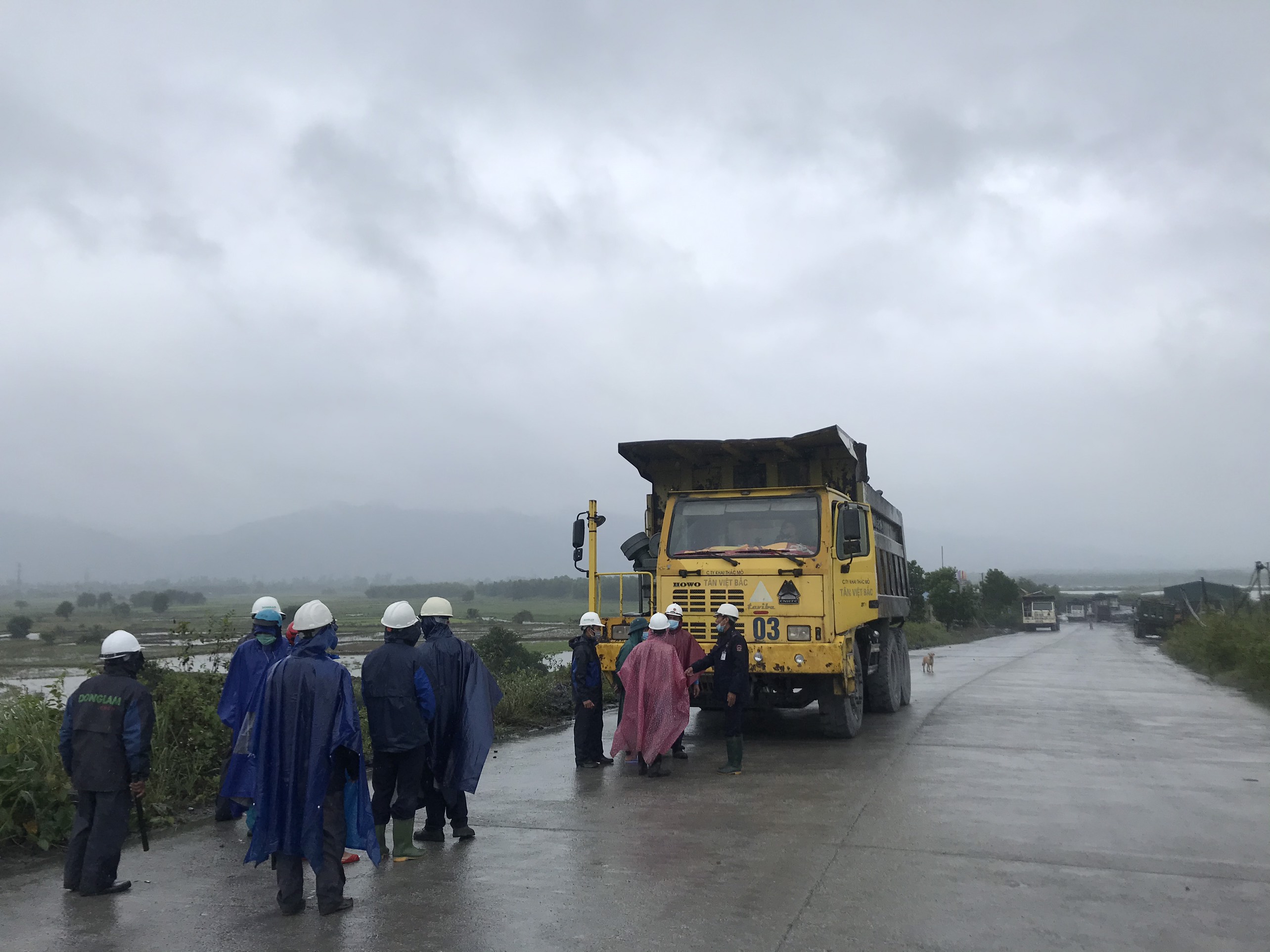 Người dân lại vào khu vực mỏ đá Đồng Lâm ngăn cản sản xuất