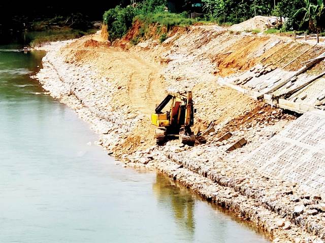 Đầu tư kè chống sạt lở bờ sông