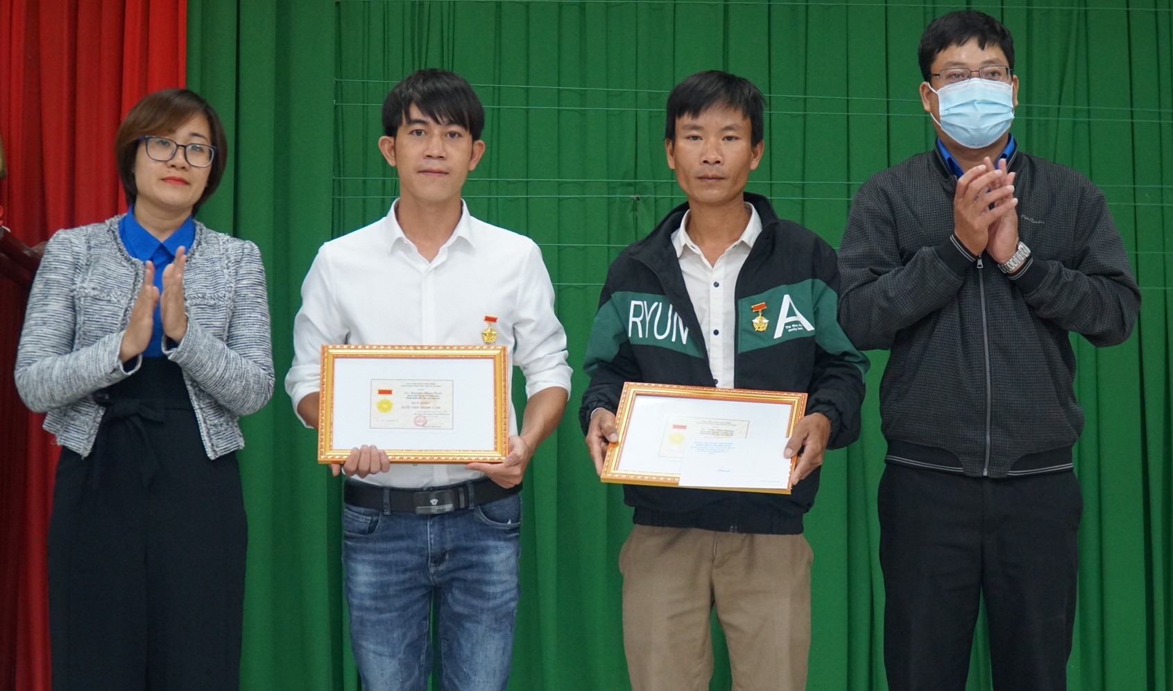 Trao Huy hiệu “Tuổi trẻ dũng cảm” cho hai thanh niên cứu người trong mưa lũ