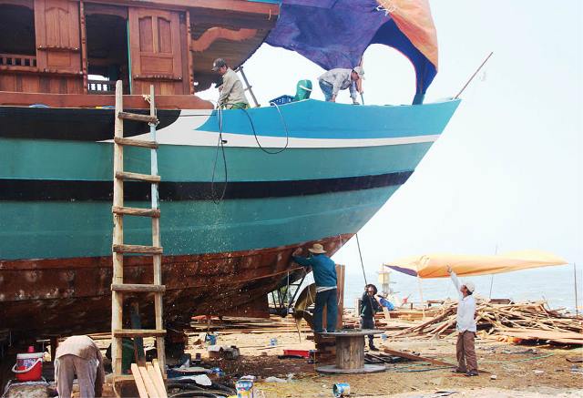 Shipbuilding drifts with current