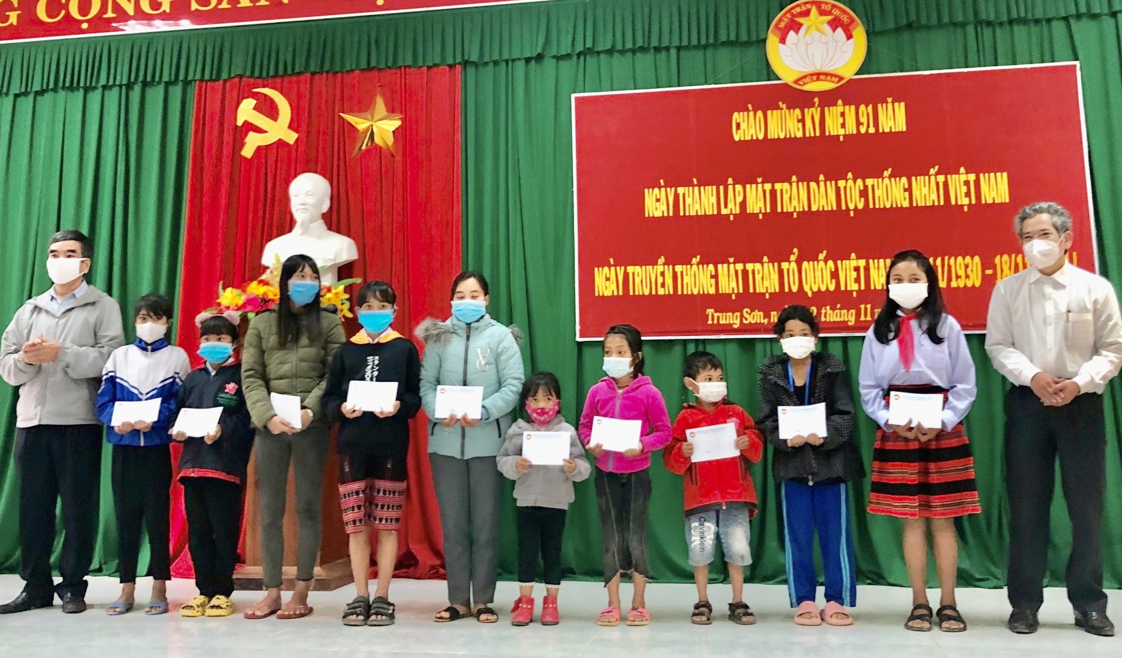 Tặng quà cho học sinh nghèo, người dân khó khăn do dịch bệnh