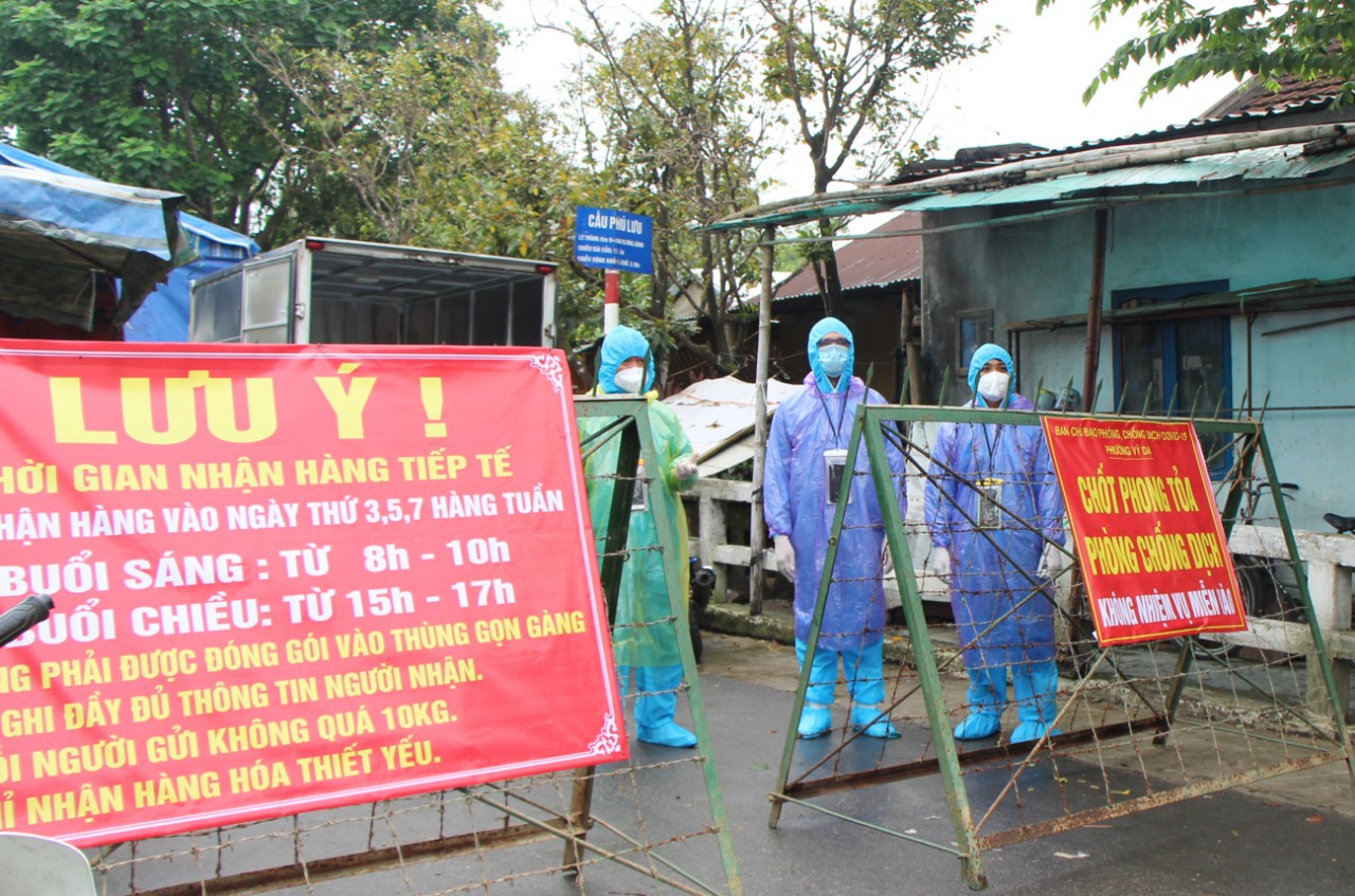 Tích cực hỗ trợ hộ nghèo, khó khăn trong vùng phong toả
