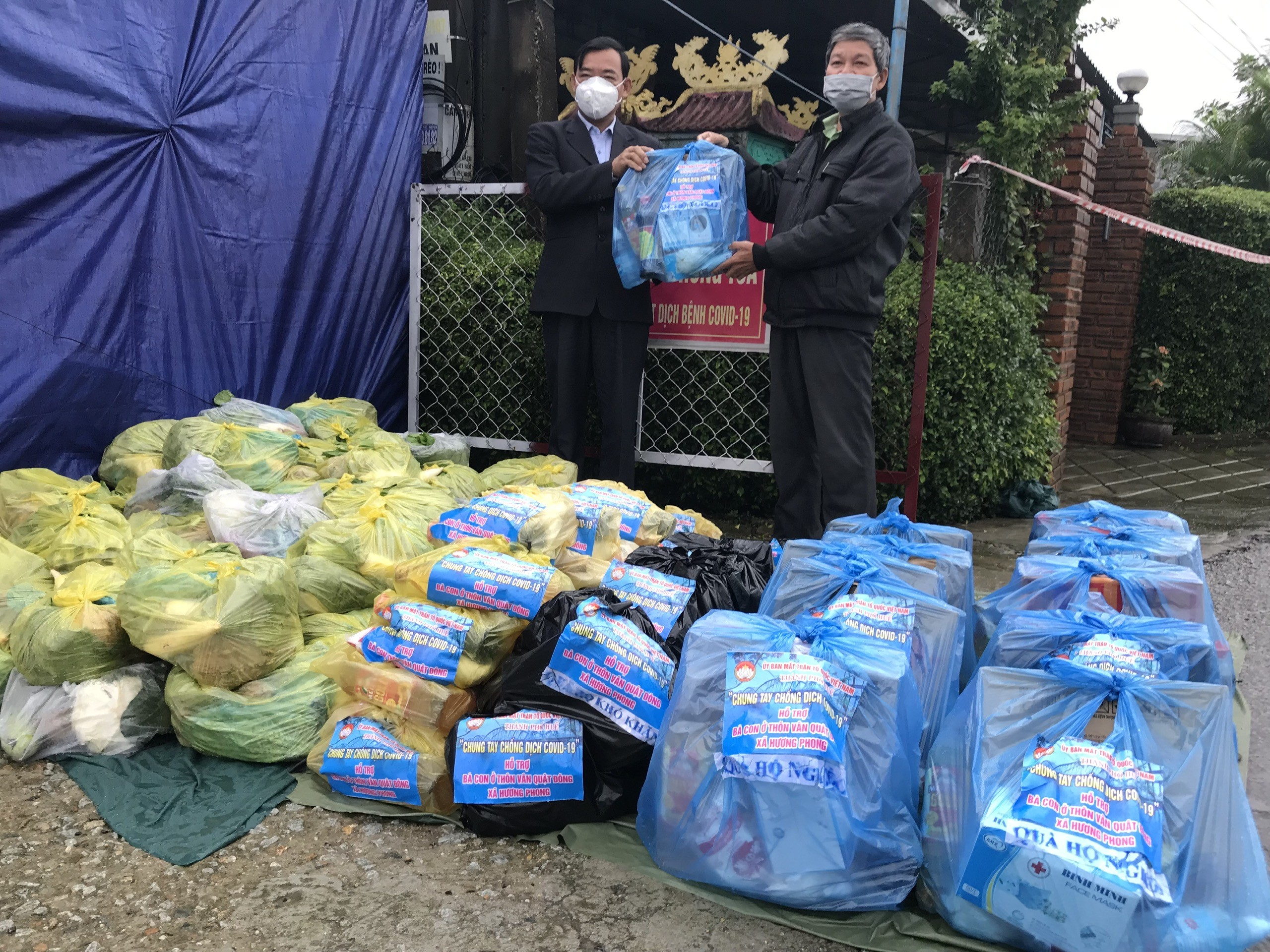 Trao nhiều phần quà cho bà con vùng phong toả ở TP Huế