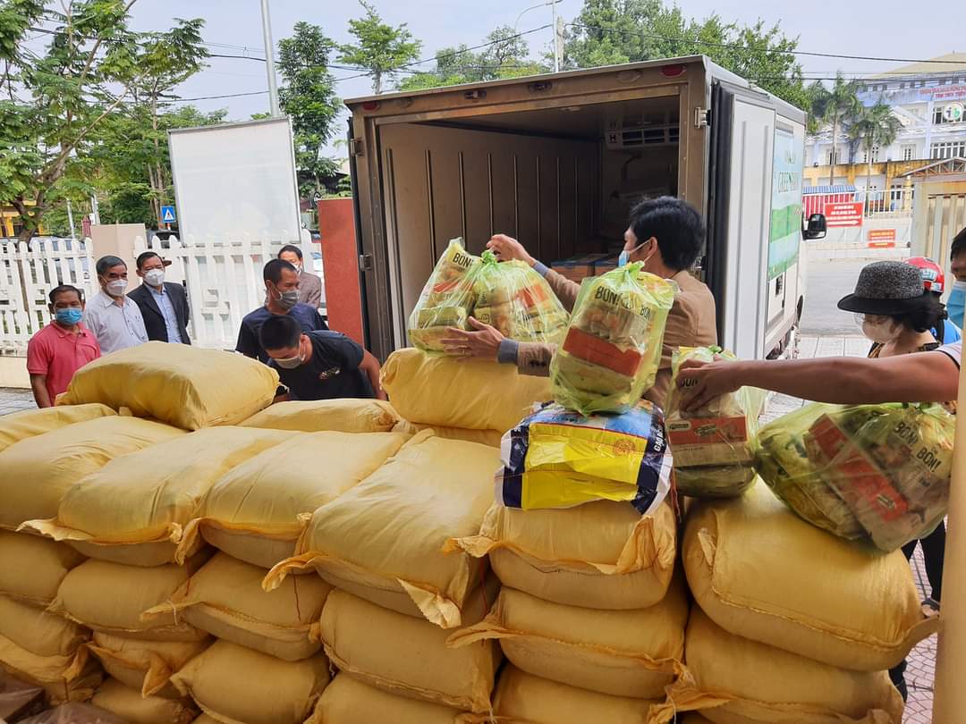 Trao 80 túi an sinh cho vùng phong toả Hương Vinh