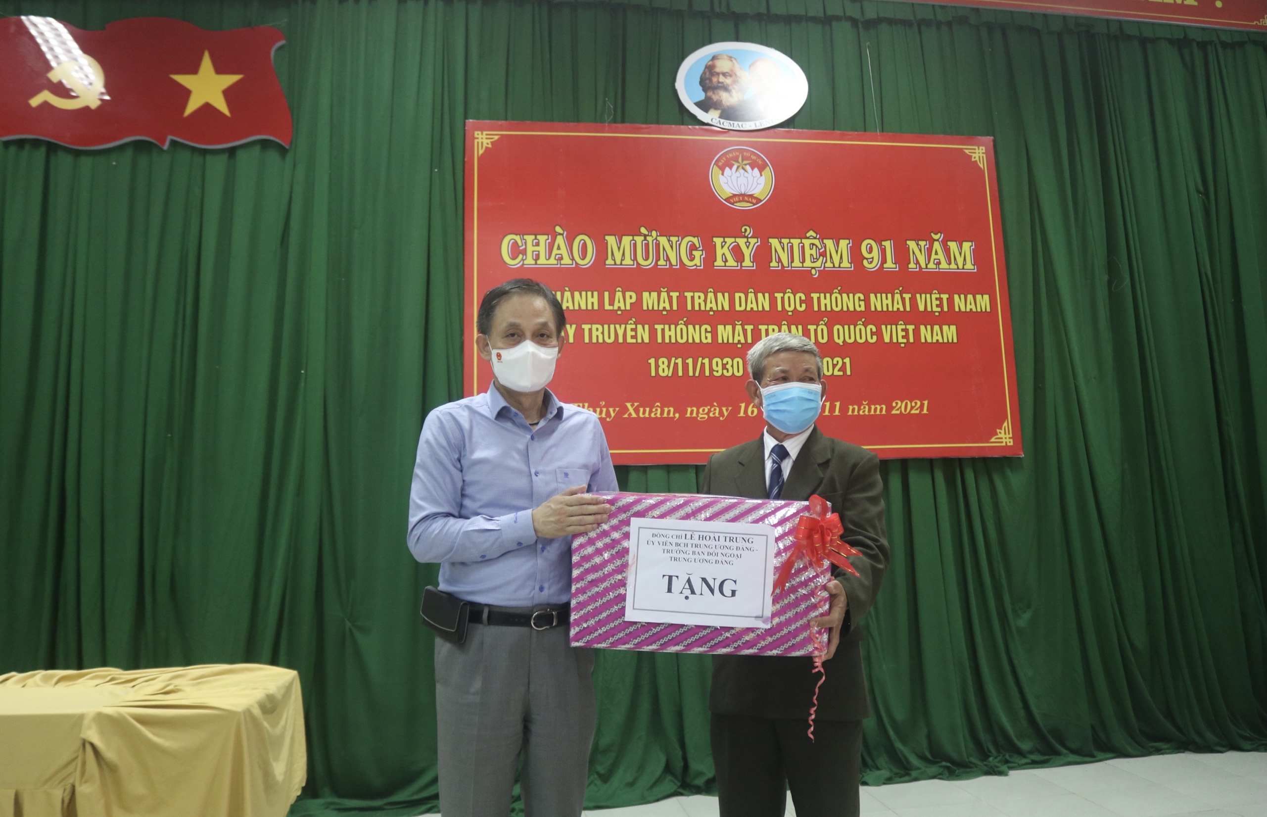 Trưởng Ban Đối ngoại Trung ương Lê Hoài Trung thăm, tặng quà người dân phường Thủy Xuân