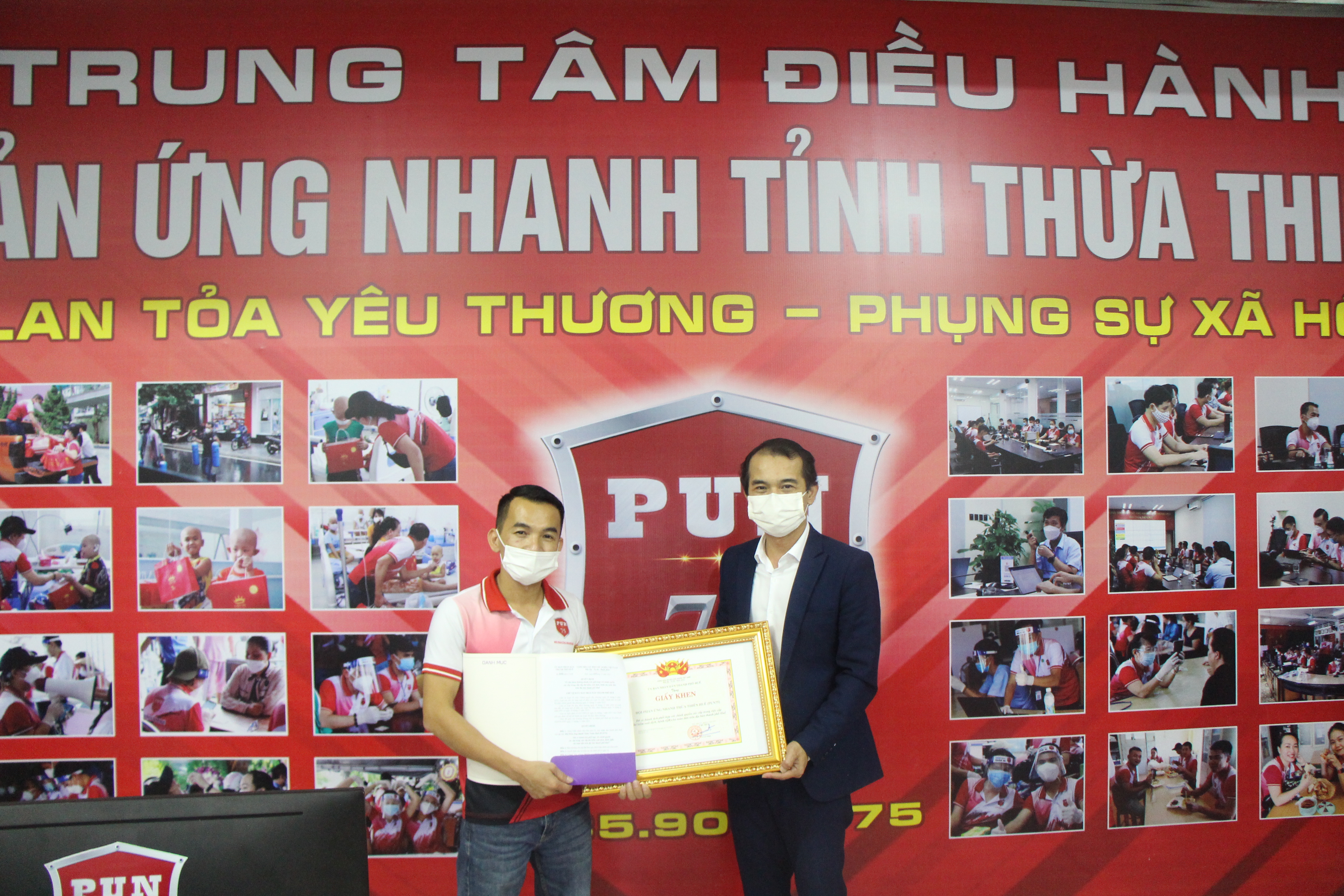 Trao tặng giấy khen và 200 bộ đồ bảo hộ cho các thành viên PUN 75