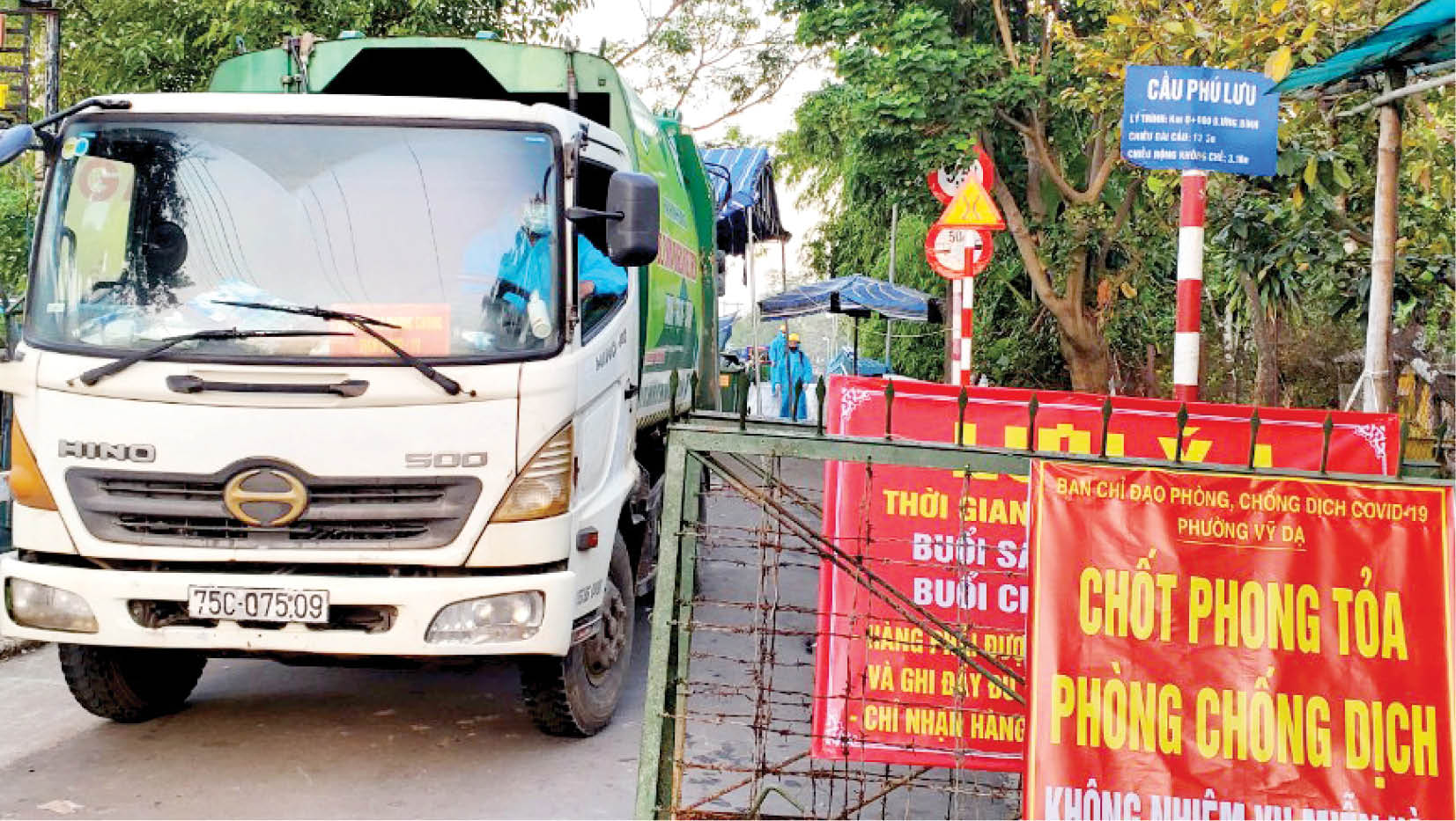 Thu gom rác COVID-19 tại các khu phong tỏa
