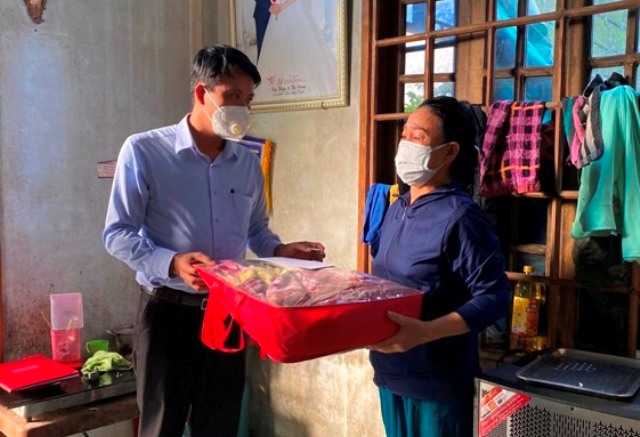 Thăm hỏi, tặng quà gia đình nạn nhân bị tai nạn giao thông