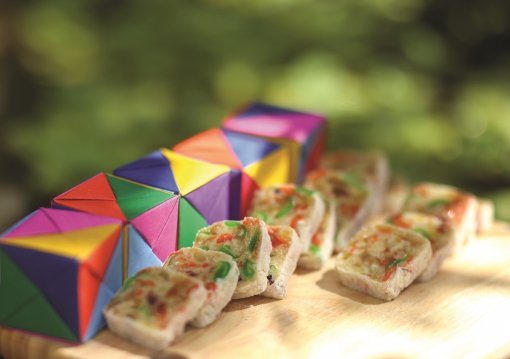 Preserve and pass down the way of making pháp lam-color cakes