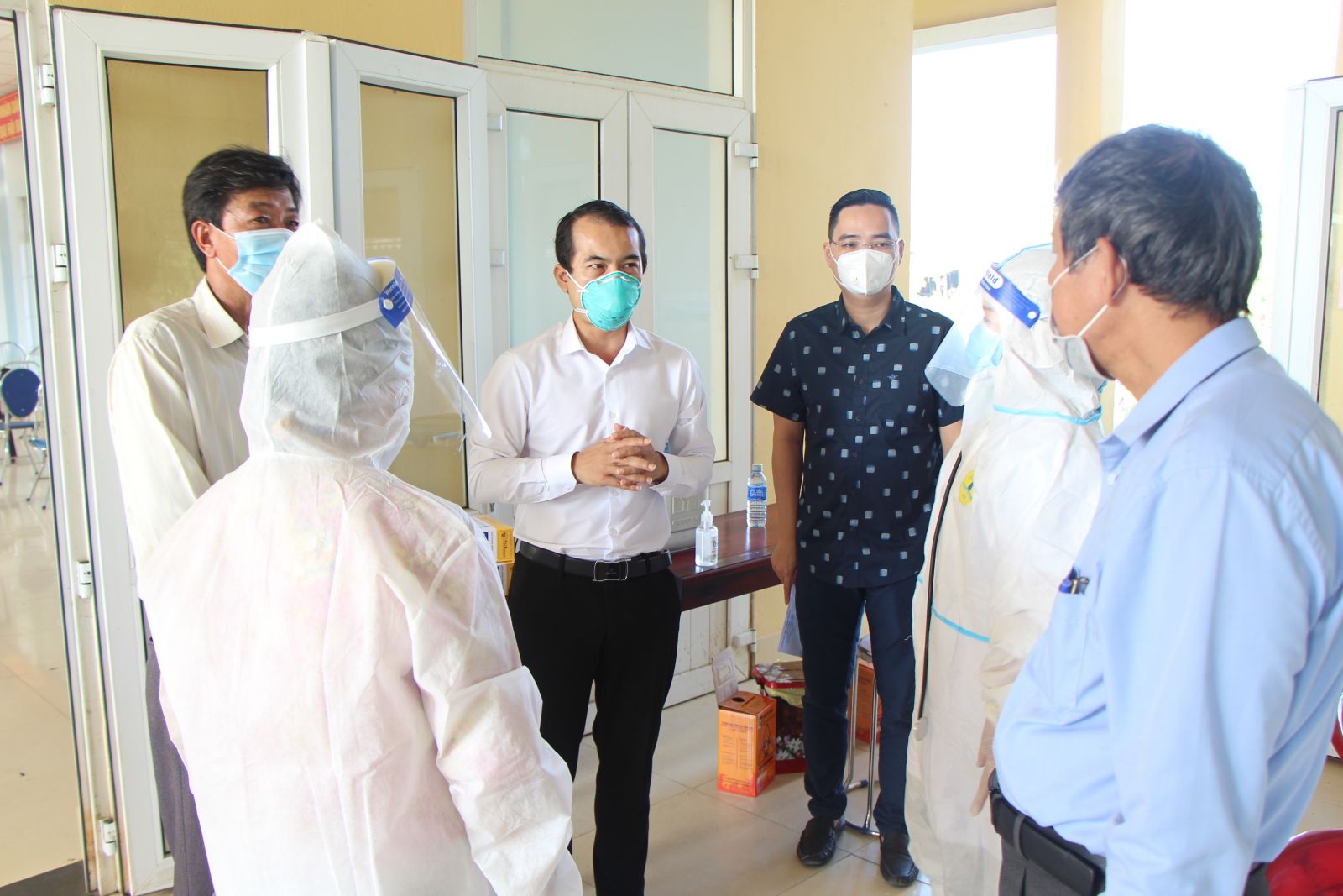 Vận động các cơ quan, doanh nghiệp trang bị kit test nhanh COVID-19 để tầm soát định kỳ