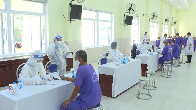 Hơn 500 người khuyết tật và cai nghiện ma túy được tiêm vắc xin phòng COVID-19