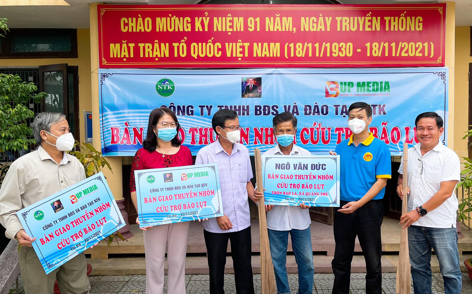 Tặng 9 thuyền và 30 phao cứu sinh cho người dân vùng thấp trũng Quảng Điền