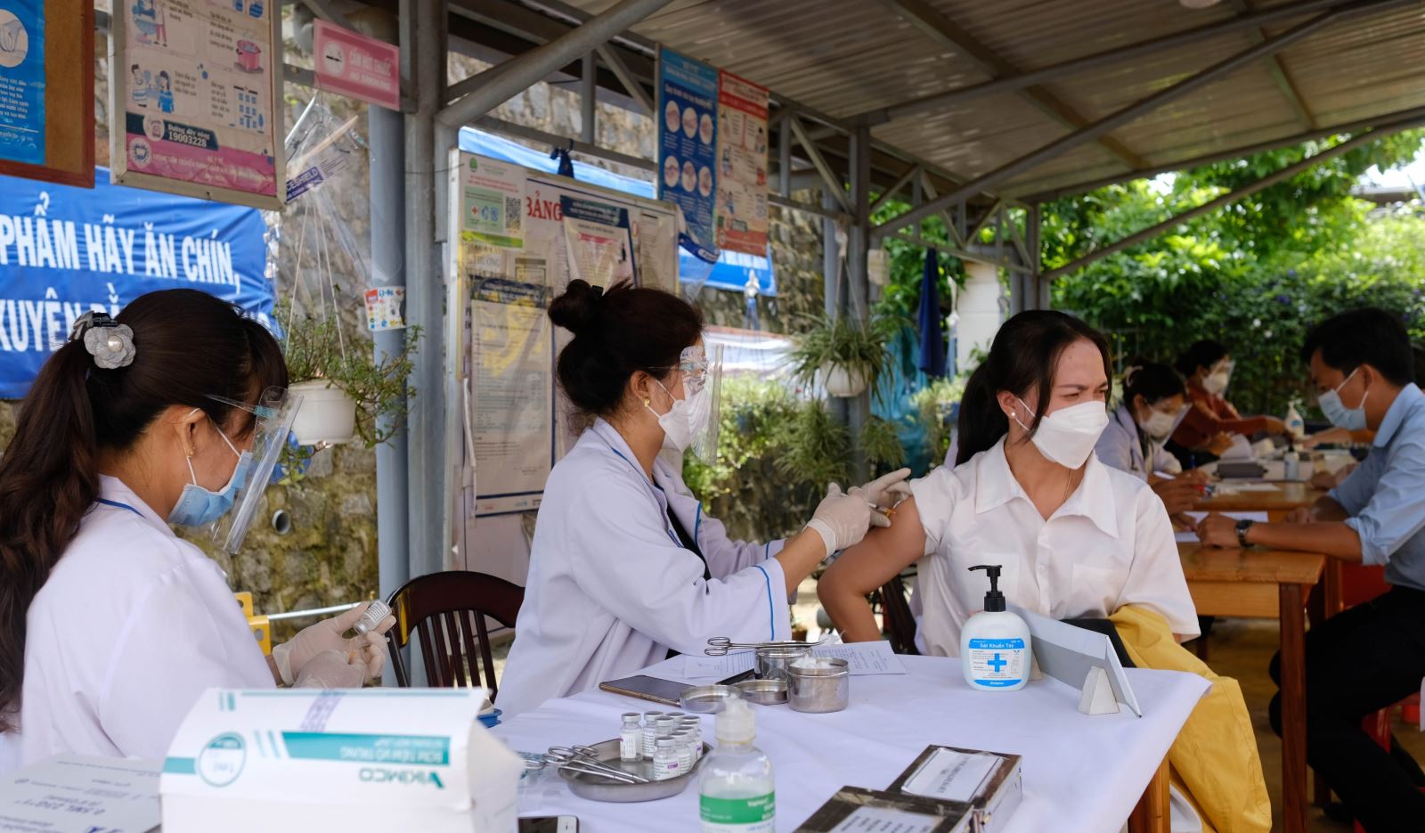 Tăng thêm phụ cấp cho người làm công tác tiêm vaccine phòng COVID-19