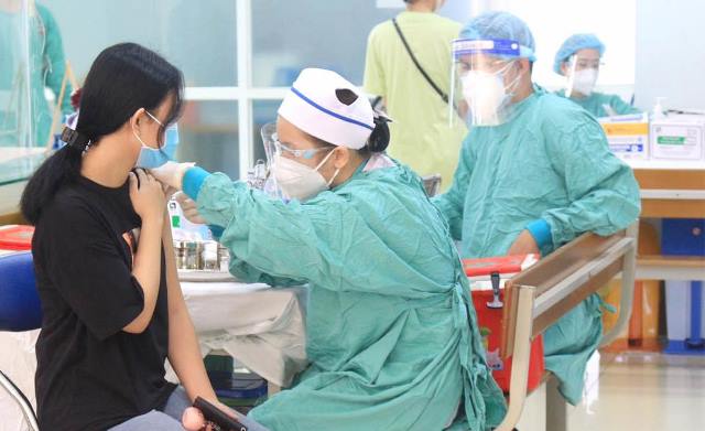 Để sinh viên trở lại trường, cần quan tâm tiêm vắc-xin