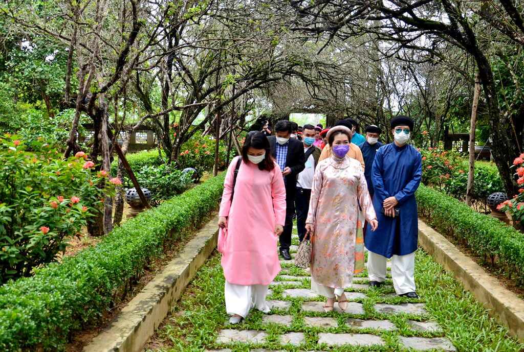 Discovering movie settings with electric cars