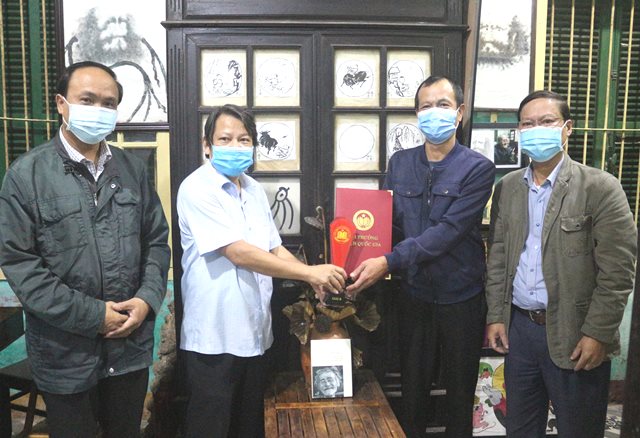 Trao giải thưởng Sách quốc gia đến gia đình nhà thơ Trần Vàng Sao