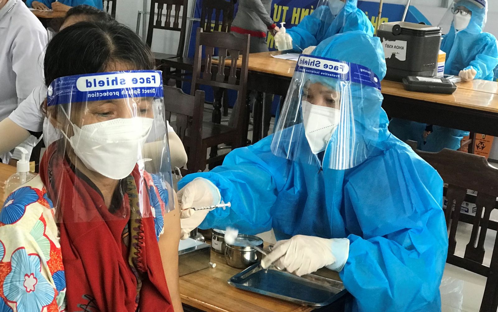 Người dân tiêm vắc-xin không bắt buộc có hộ khẩu tại địa phương