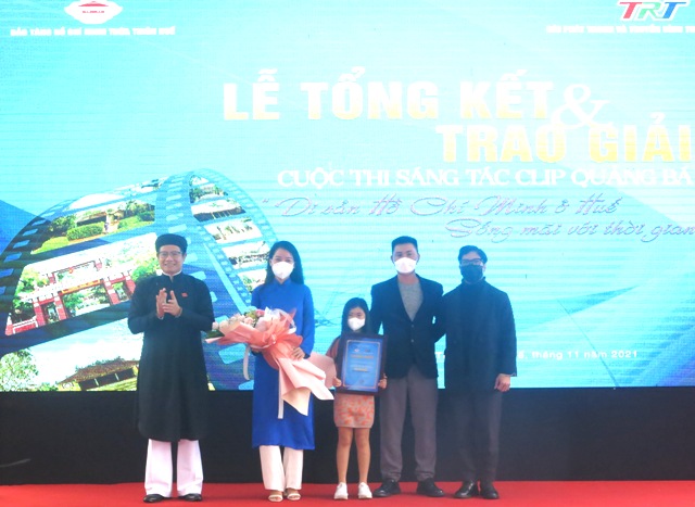 Awarding prizes for the contest of making video clips to promote President Ho Chi Minh’s legacy in Thua Thien Hue