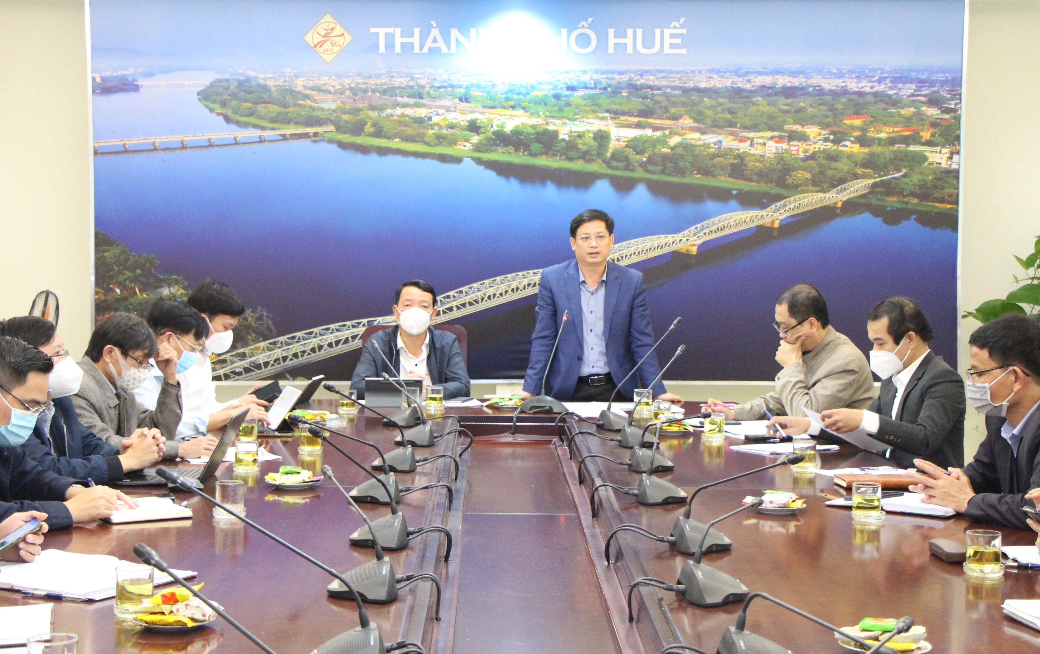 Kiểm soát chặt chẽ lượng người ra vào thành phố và hoạt động vận tải