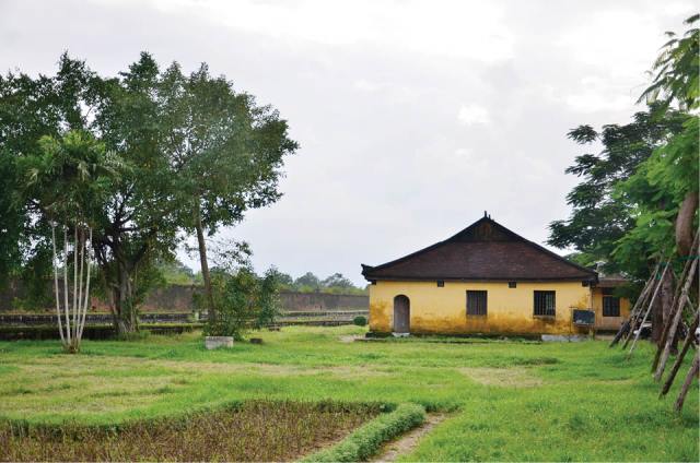 Reaching hospital for eunuchs and palace maids